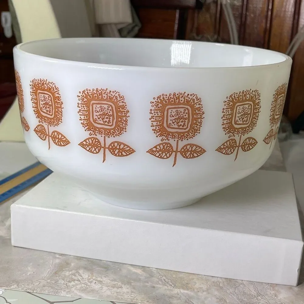 VTG Federal “Sunflower or Connoisseur milk glass  2.5 QT Bowl.
